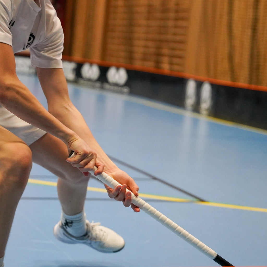 INZANE sitter som en smäck i handen. INZANE grepplinda innebandy är tillverkad i mjuk högkvalitativ mikrofiber som effektivt absorberar svett samt med integrerad klibbighet för långvarig hållbarhet och maximerad spelbarhet och prestanda. Testa INZANE som överträffar alla dina förväntningar för ett insanely good grip